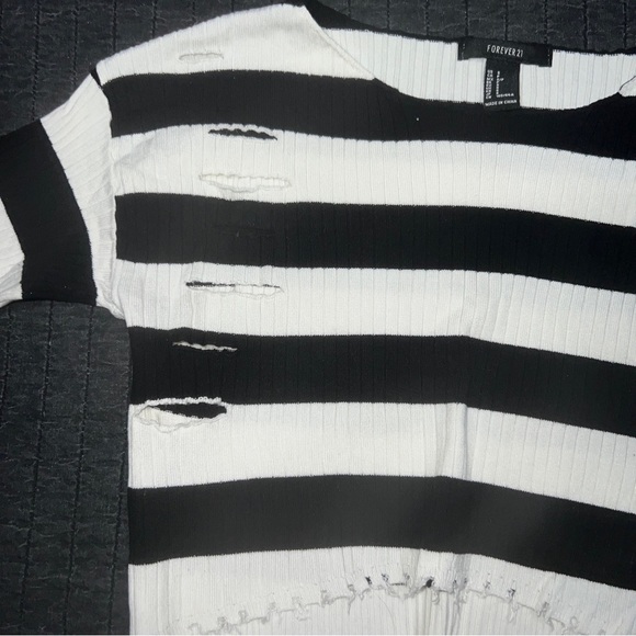 Forever 21 Women's Black&Whited Striped Chewed Hem Crop top with Holes; S - Picture 4 of 5